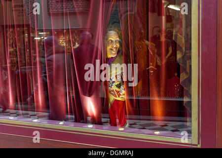 Wachsfigur suchen durch einen Spalt im Vorhang, Musée Grevin Wachsfigur Museum, Passage Jouffroy, 9. Arrondissement, Paris Stockfoto