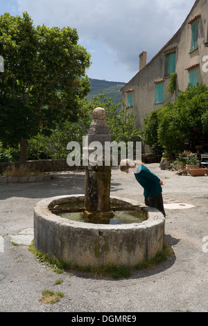 La Palud Sur Verdon, Frankreich, den Brunnen in der Altstadt Stockfoto