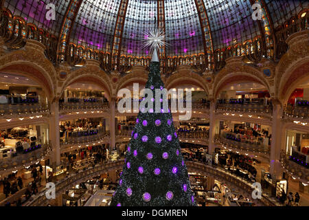 Swarovski Weihnachtsbaum in der Aula der Galeries Lafayette, Kaufhaus, 8. Arrondissement, Paris, Ile-de-France Stockfoto