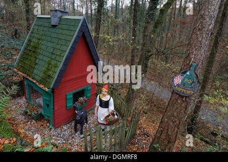 Rotkäppchen und der böse Wolf vor einer Hütte im Wald, Figuren aus Grimms Märchen Stockfoto