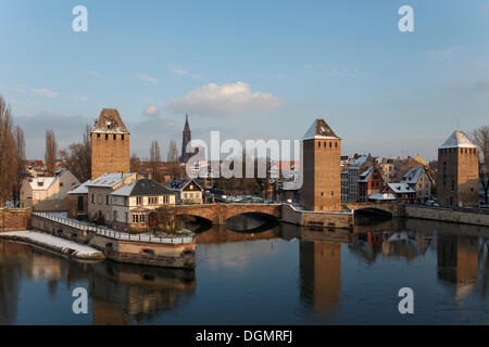 Ponts Couverts oder gedeckten Brücken über den Fluss Ill und Türme der Stadtmauer, Petite-France, Straßburg Stockfoto