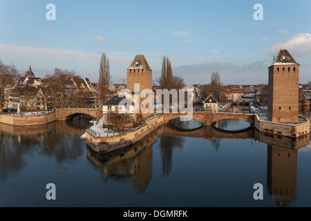 Ponts Couverts oder gedeckten Brücken über den Fluss Ill und Türme der Stadtmauer, Petite-France, Straßburg Stockfoto