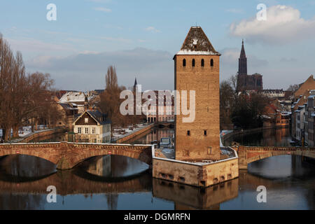 Ponts Couverts oder gedeckten Brücken über dem Fluss Ill und Turm der Stadtmauer, Petite-France, Straßburg Stockfoto