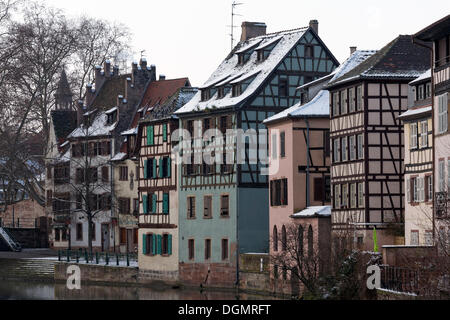 Fachwerkhäusern entlang der Ill im Winter, Petite-France, Straßburg, Département Bas-Rhin, Elsass, Frankreich Stockfoto