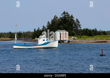 Boot, Blaue Grotte, Lunenburg, Seeprovinzen, Nova Scotia, Kanada Stockfoto