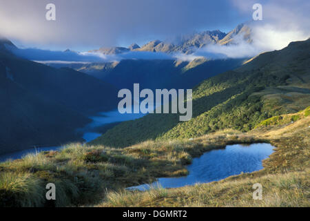 Blick vom Schlüssel Gipfelgrat hinunter ins Greenstone Tal mit See McKellar, Greenstone Track, Fiordland National Park Stockfoto