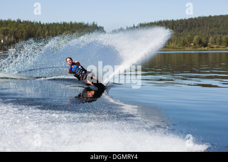 USA, Montana, Felchen, Whitefish Lake Mann Wasserski Stockfoto