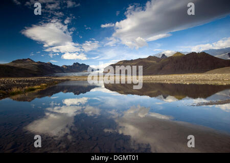 Wolken spiegeln sich in der Skaftá Gletscherfluss, Skaftafell, Vatnajoekull National Park, South Island, Europa Stockfoto