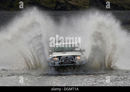 Super-Jeep fahren durch ein Nebenfluss des Flusses Krossá, Þórsmoerk, Island, Europa Stockfoto