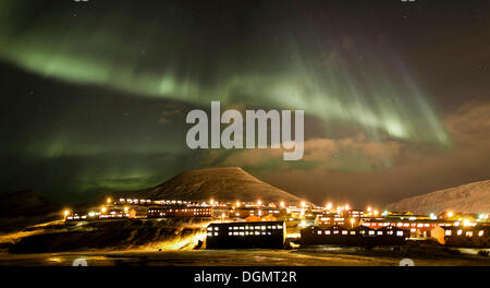 Panoramablick, Nordlicht, Aurora Borealis, oberhalb der Stadt Longyearbyen, Spitzbergen, Svalbard, Norwegen, Europa Stockfoto