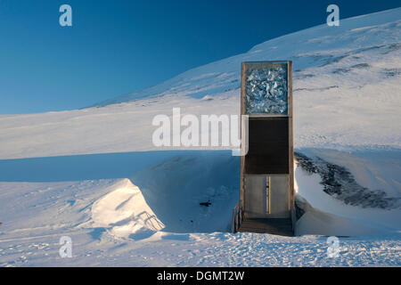 Der Eingang zu der "Svalbard Global Seed Vault", Longyearbyen, Spitzbergen, Svalbard, Norwegen, Europa Stockfoto