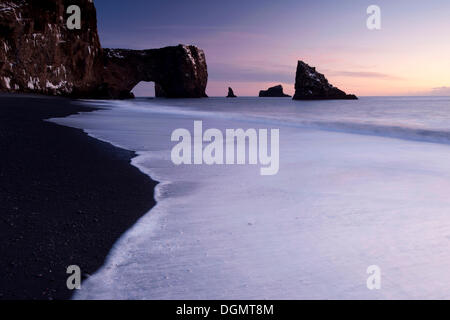 Sprühen Sie vorbei über den schwarzen Lavastrand in der Nähe von Dyrhólaey Rock Arch, Island, Europa Stockfoto