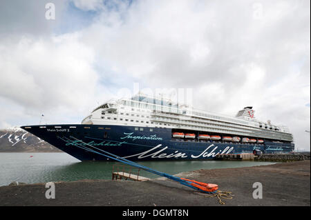 Kreuzfahrtschiff, Mein Schiff 2 von TUI Travel, vertäut im Hafen von Longyearbyen, Spitzbergen, Svalbard, Norwegen, Europa Stockfoto