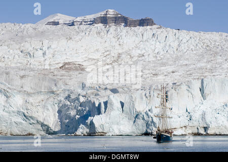 Segelschiff, Antigua, vor der Front der Nordenskioeldbreen Gletscher, Isfjorden, Spitzbergen, Svalbard, Norwegen, Europa Stockfoto