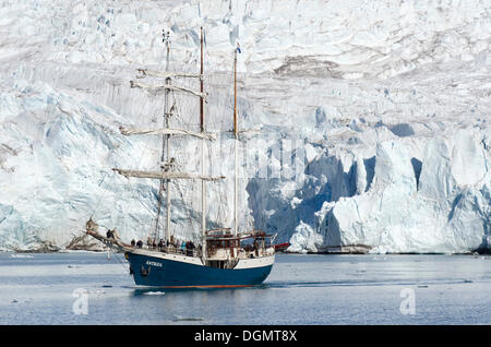 Segelschiff, Antigua, vor der Front der Nordenskioeldbreen Gletscher, Isfjorden, Spitzbergen, Svalbard, Norwegen, Europa Stockfoto