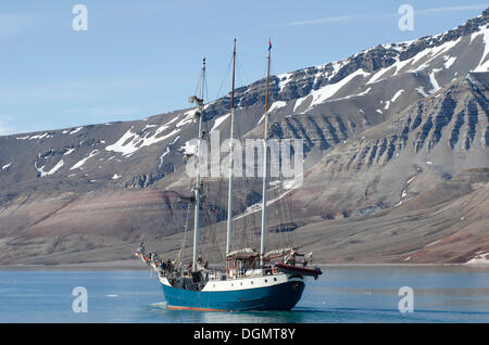 Segelschiff, Antigua, in Billefjorden, Isfjorden, Spitzbergen, Svalbard, Norwegen, Europa Stockfoto