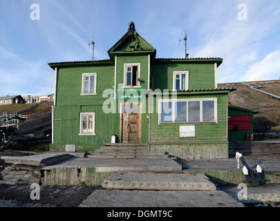 Hafenbehörde Gebäude in der russischen Bergbausiedlung Barentsburg, Isfjorden, Spitzbergen, Svalbard, Norwegen, Europa Stockfoto