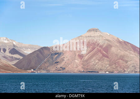 Verlassenen russischen Bergbau Stadt der Pyramiden unterhalb des Berges mit dem gleichen Namen, Billefjorden, Isfjorden, Pyramiden Stockfoto