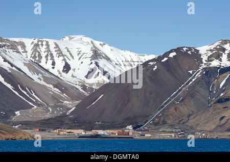 Verlassene russischen Bergbau Stadt der Pyramiden mit dem Eingang einer Kohlengrube, Billefjorden, Isfjorden, Pyramiden Stockfoto