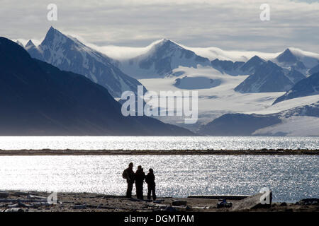 Silhouetten der Expeditionsteilnehmer vor der Berg- und Gletscherwelt Kulisse der Smeerenburgbreen, Smeerenburgfjorden Stockfoto