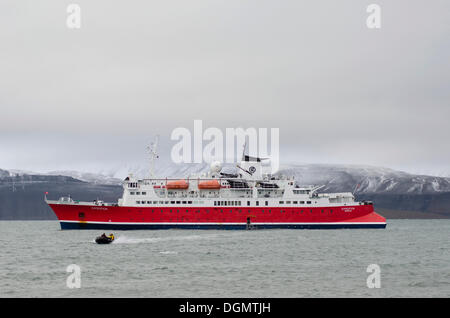 Expedition Kreuzfahrt Schiff, MS Expedition und ein Zodiac-Schlauchboot, Insel Spitzbergen, Svalbard-Archipel Stockfoto