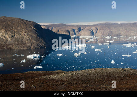 Eisberge im Fjord von Nordvestfjorden, grönländischen Eiskappe auf der Rückseite, Scoresbysund, Nordost-Grönland-Nationalpark Stockfoto