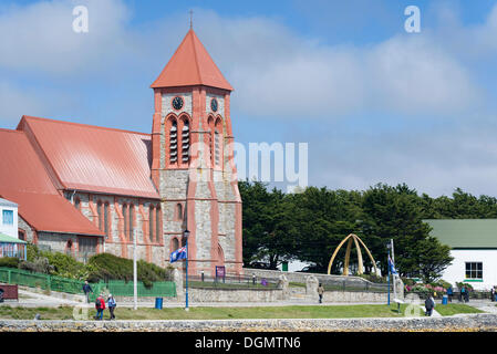 Christ Church Cathedral und Walknochen Bogen, Stanley promenade, Stanley, Ostfalkland, Falkland-Inseln Stockfoto