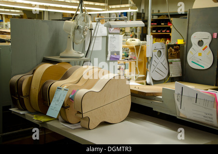 Reihe von Gitarrenbodies bei Martin Guitars bei Fertigung an Martin Gitarren-Fabrik in Nazareth, Pennsylvania, USA Stockfoto