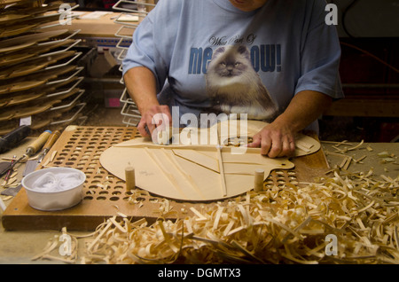 Kleben von den Verstrebungen der Produktionsprozess bei Martin Gitarren-Fabrik in Nazareth, Pennsylvania, USA Stockfoto