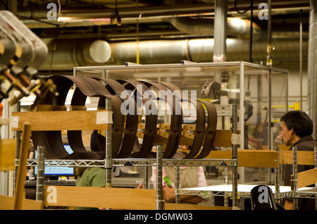 Zeile der Gitarre Seiten bei Fertigung an Martin Gitarren-Fabrik in Nazareth, Pennsylvania, USA Stockfoto