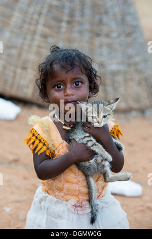 Niedrigere Kaste Baby Inderin hielt eine Kätzchen. Andhra Pradesh, Indien Stockfoto