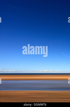 Der Strand und das Meer bei Holme an der Küste von Norfolk. Stockfoto