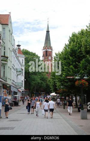 Boulevard Monte Cassino von Sopot und die Sankt-Georgs Kirche. Stockfoto