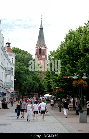 Boulevard Monte Cassino von Sopot und die Sankt-Georgs Kirche. Stockfoto