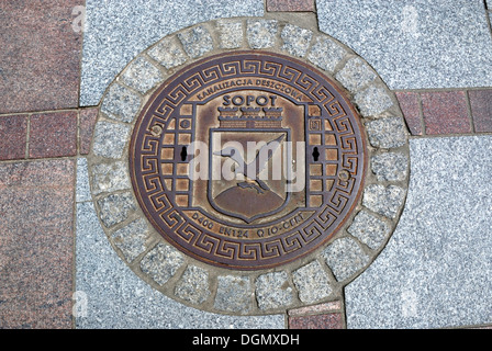 Kanaldeckel auf der Promenade von Sopot. Stockfoto