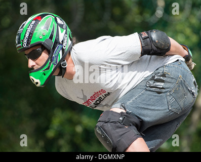 Mann Training Downhill Longboard Skateboard, Nahaufnahme Stockfoto