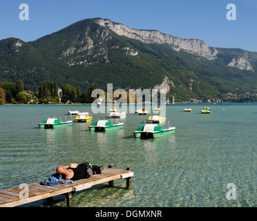 Ein Mann auf einem Steg in den See von Annecy, Frankreich Stockfoto