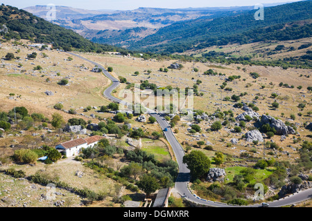 Von Grazalema Dorf gesehen Straße führt durch die Landschaft des Naturparks Sierra de Grazalema, Provinz Cadiz, Spanien Stockfoto