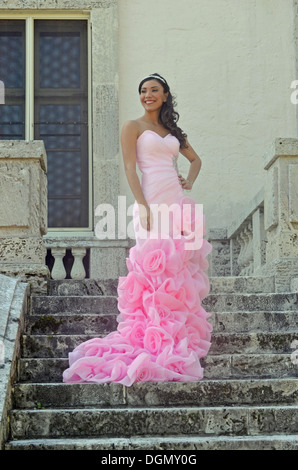 Bitia ein schönes hispanischen Mädchen feiern ihre Quinceanera in Vizcaya an der Biscayne Bay in Miami, Florida Stockfoto