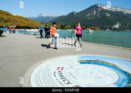 Menschen zu Fuß entlang der Promenade vom See von Annecy, Frankreich Stockfoto