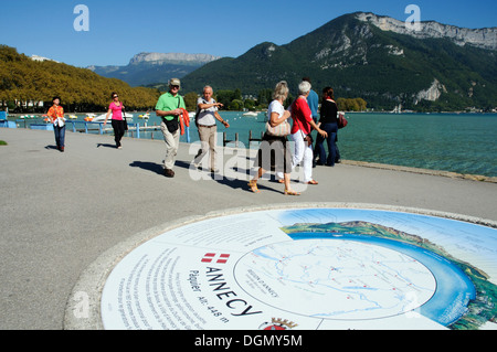 Menschen zu Fuß entlang der Promenade vom See von Annecy, Frankreich Stockfoto