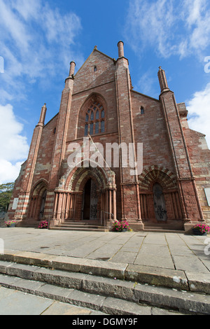 Inseln von Orkney, Schottland. Malerischen Blick auf den Westen Höhe und Haupteingang von Kirkwall St Magnus Cathedral. Stockfoto