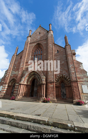 Inseln von Orkney, Schottland. Malerischen Blick auf den Westen Höhe und Haupteingang von Kirkwall St Magnus Cathedral. Stockfoto