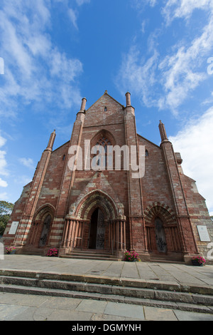 Inseln von Orkney, Schottland. Malerischen Blick auf den Westen Höhe und Haupteingang von Kirkwall St Magnus Cathedral. Stockfoto