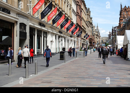 Buchanan Street, Glasgow City Centre, Leute, die in der Sommersonne neben dem House of Fraser Department Store, Schottland, Großbritannien, spazieren Stockfoto