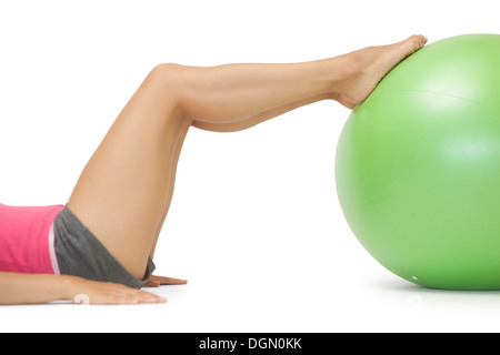 Nahaufnahme eines weiblichen Beine mit Gymnastikball Stockfoto