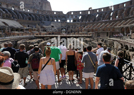 Rom, Italien, Touristen besuchen das Kolosseum Stockfoto