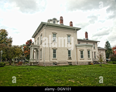 Viktorianisches Haus an trüben Herbsttag Stockfoto