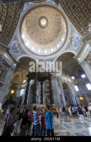 Vatikanstadt, Vatikanstadt, Petersdom an Touristen in Bronze Berninis Baldachin Stockfoto