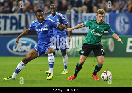 Gelsenkirchen, Deutschland. 22. Oktober 2013. Schalke Max Meyer (R) wetteifert um den Ball mit Chelseas John Obi Mikel während der Champions League-Gruppe E-Fußballspiel zwischen FC Schalke 04 und FC Chelsea London im Stadion Gelsenkirchen in Gelsenkirchen, Deutschland, 22. Oktober 2013. Foto: Frederic Scheidemann/Dpa/Alamy Live News Stockfoto